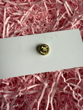 Load image into Gallery viewer, Giraffe Pin Badge
