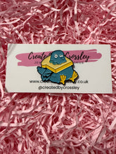 Load image into Gallery viewer, Bread Pigeon Pin Badge
