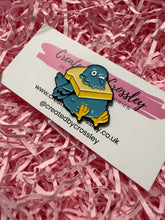 Load image into Gallery viewer, Bread Pigeon Pin Badge
