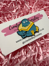 Load image into Gallery viewer, Bread Pigeon Pin Badge
