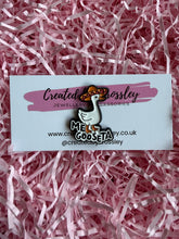 Load image into Gallery viewer, “Me gooseta” Sombrero Goose Pin Badge
