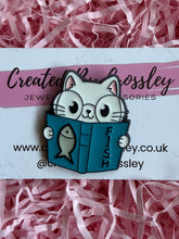 Load image into Gallery viewer, Fish Book Reading Cat Pin Badge

