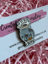 Load image into Gallery viewer, Fishbowl Cat Pin Badge
