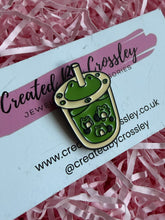 Load image into Gallery viewer, Bubble Tea Frog Pin Badge
