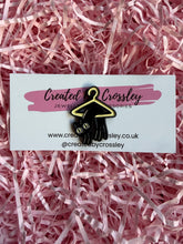 Load image into Gallery viewer, Hanger Black Cat Pin Badge
