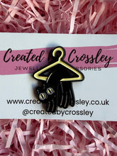 Load image into Gallery viewer, Hanger Black Cat Pin Badge
