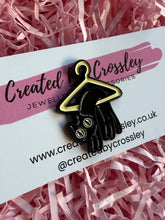 Load image into Gallery viewer, Hanger Black Cat Pin Badge
